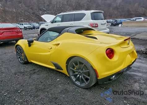 2015 Alfa Romeo 4C Spider z USA, uszkodzony, nr VIN ZARBAAB49FM169436